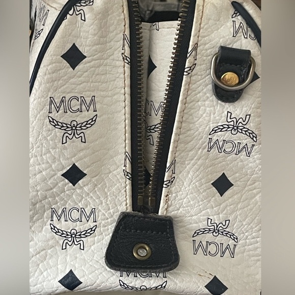 MCM WHITE BOSTON BAG W/MCM STRAP⭐️BEAUTIFUL-CONDITION⭐️💯AuThEnTiC⭐️COA - Picture 11 of 17